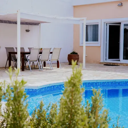 Dalla With Swimming Pool Vikendica