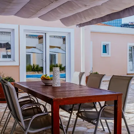 Dalla With Swimming Pool Vikendica