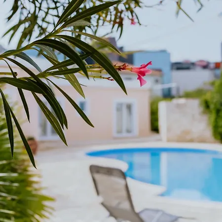 Dalla With Swimming Pool Feriehus